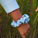 Blomster scrunchie, blå thumbnail