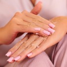 Parfymert og fuktighetsgivende peeling, 200g thumbnail